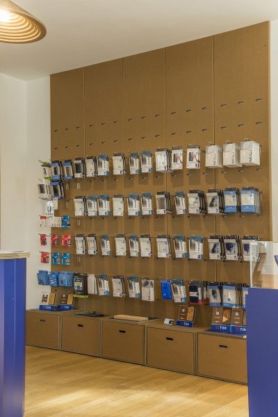 parete espositiva con porta blister